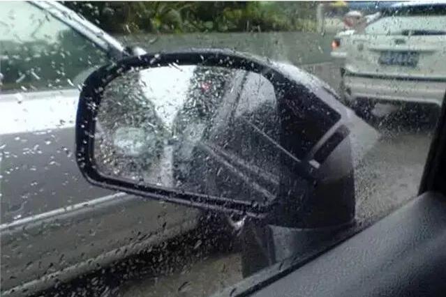 怎樣使用汽車后視鏡加熱？功能按鍵位置在哪里？